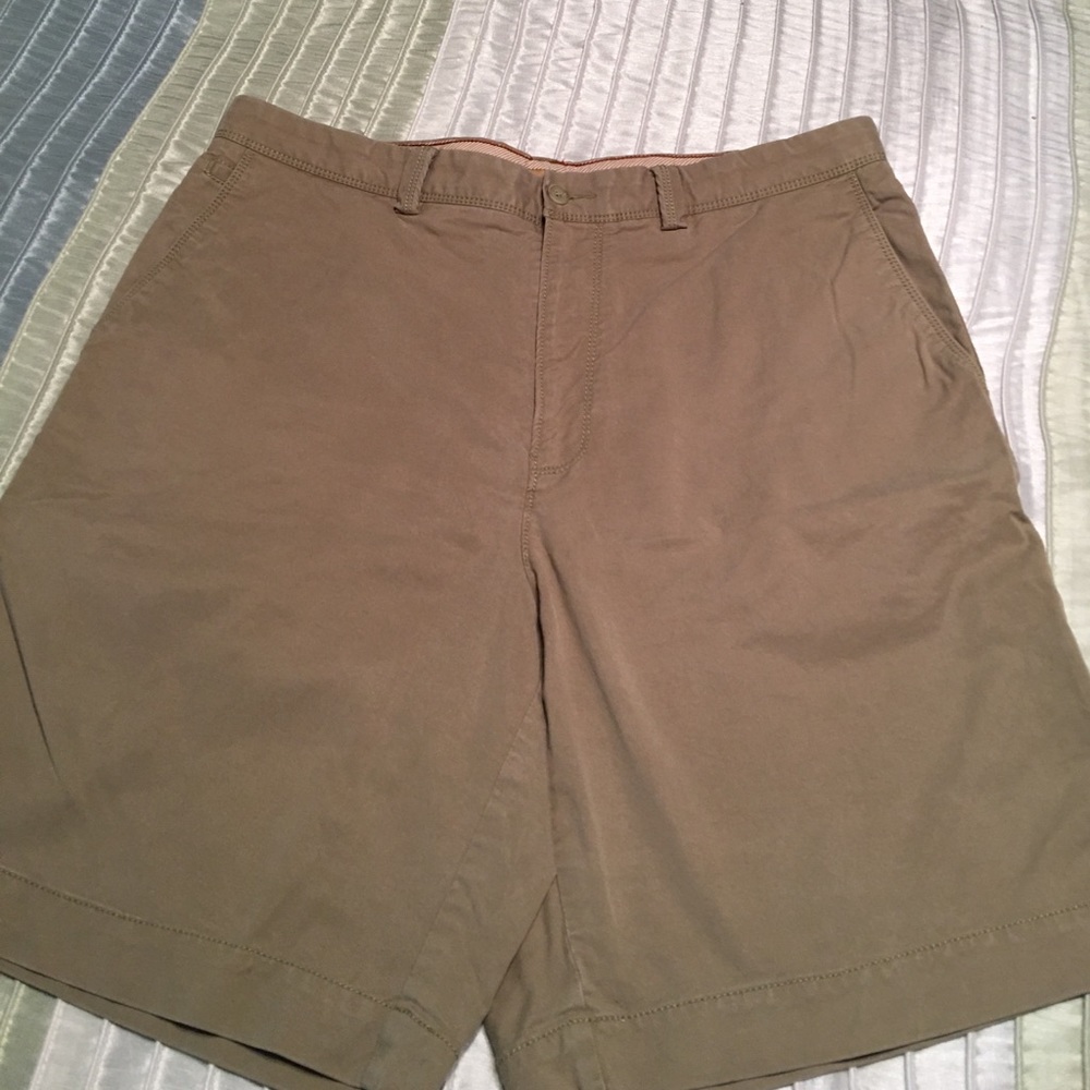 Like new Tommy Bahama flat front shorts